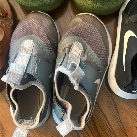 7 pairs of little girl shoes - Picture 3 of 8